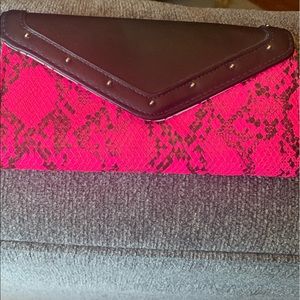 Wristlet never used,slots for your cards/phone! Not my jam,hopefully yours 🥳